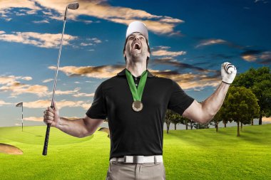 Golf oyuncu siyah gömlekli