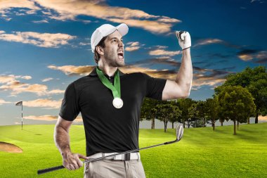 Golf oyuncu siyah gömlekli