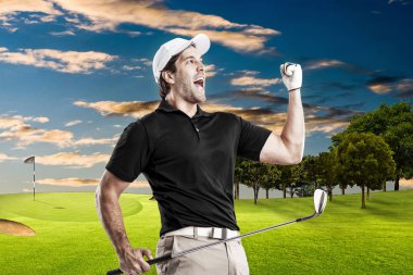 Golf oyuncu siyah gömlekli