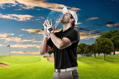 Golf oyuncu siyah gömlekli