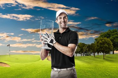 Golf oyuncu siyah gömlekli