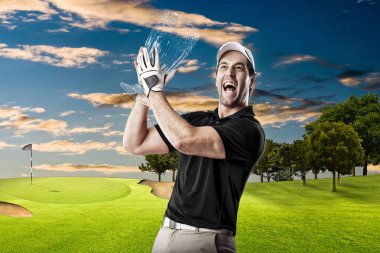 Golf oyuncu siyah gömlekli