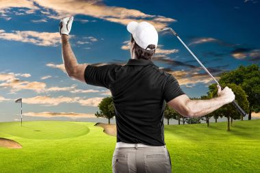 Golf oyuncu siyah gömlekli