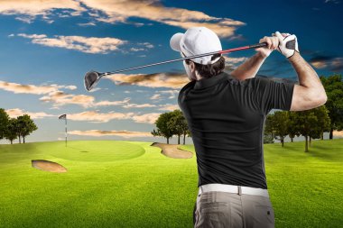 Golf oyuncu siyah gömlekli