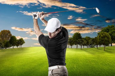 Golf oyuncu siyah gömlekli