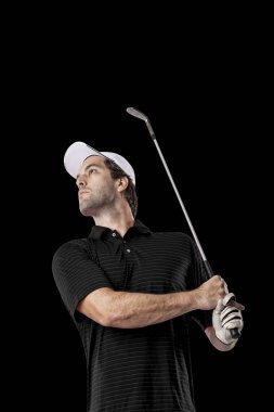 Golf oyuncu siyah gömlekli