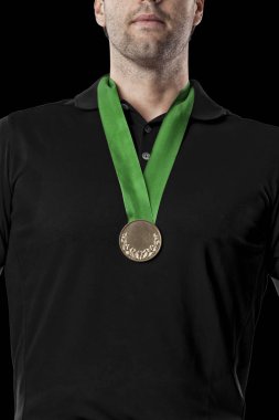 Golf oyuncu siyah gömlekli