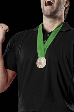 Golf oyuncu siyah gömlekli