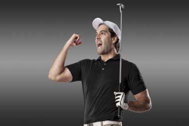 Golf oyuncu siyah gömlekli