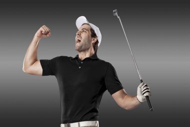 Golf oyuncu siyah gömlekli