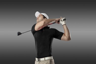 Golf oyuncu siyah gömlekli