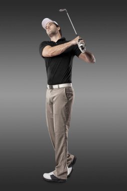 Golf oyuncu siyah gömlekli