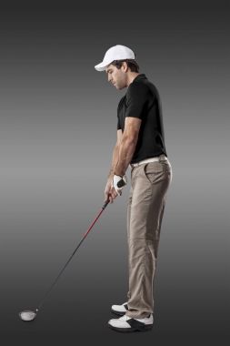 Golf oyuncu siyah gömlekli