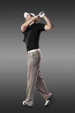 Golf oyuncu siyah gömlekli