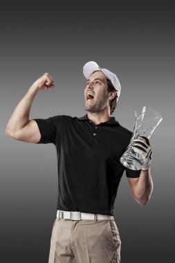 Golf oyuncu siyah gömlekli