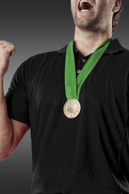 Golf oyuncu siyah gömlekli