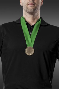 Golf oyuncu siyah gömlekli