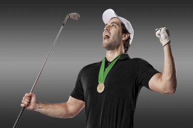 Golf oyuncu siyah gömlekli