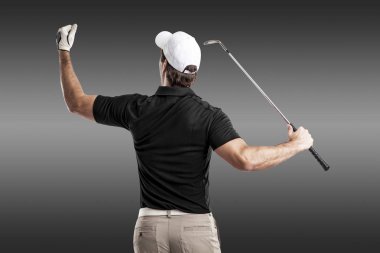 Golf oyuncu siyah gömlekli