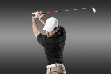 Golf oyuncu siyah gömlekli