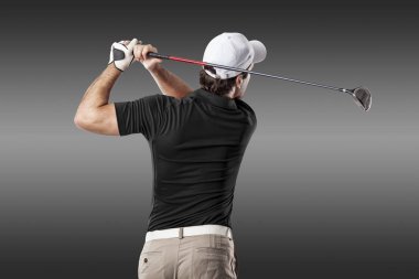 Golf oyuncu siyah gömlekli