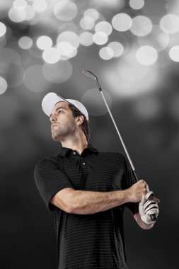 Golf oyuncu siyah gömlekli