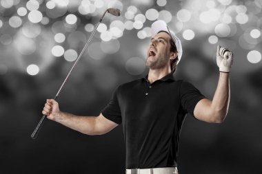 Golf oyuncu siyah gömlekli