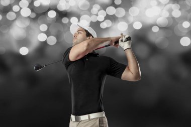 Golf oyuncu siyah gömlekli