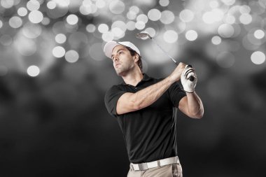 Golf oyuncu siyah gömlekli