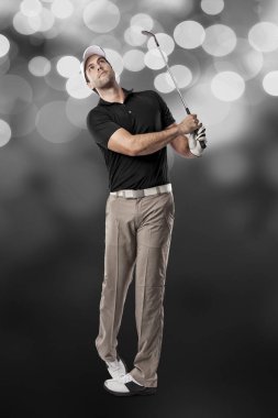 Golf oyuncu siyah gömlekli