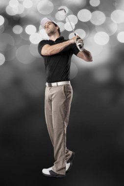 Golf oyuncu siyah gömlekli