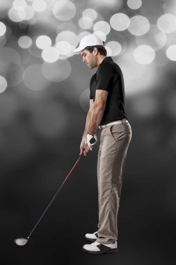 Golf oyuncu siyah gömlekli