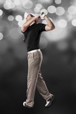 Golf oyuncu siyah gömlekli