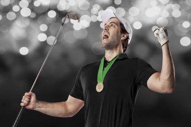 Golf oyuncu siyah gömlekli