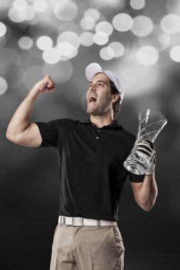 Golf oyuncu siyah gömlekli