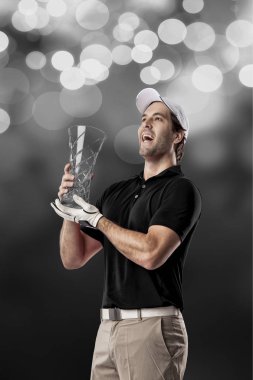 Golf oyuncu siyah gömlekli