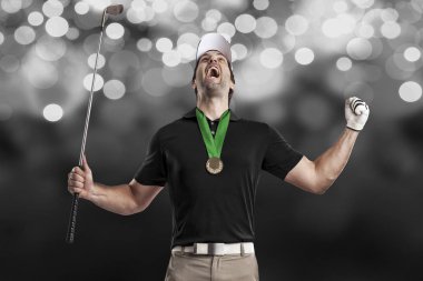 Golf oyuncu siyah gömlekli