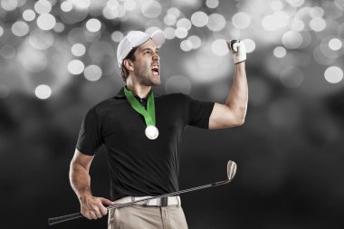 Golf oyuncu siyah gömlekli