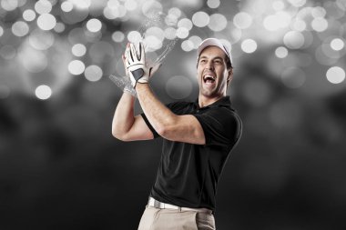 Golf oyuncu siyah gömlekli