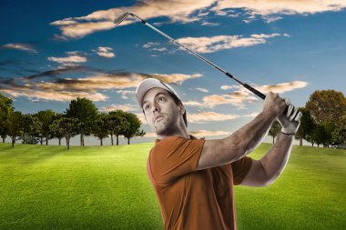 Golf oyuncu turuncu gömlekli