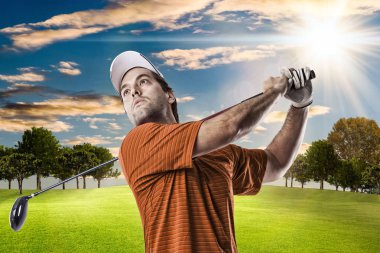 Golf oyuncu turuncu gömlekli