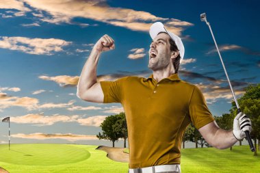 Golf oyuncu turuncu gömlekli