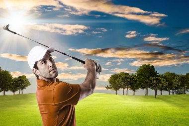 Golf oyuncu turuncu gömlekli