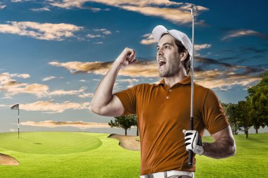 Golf oyuncu turuncu gömlekli