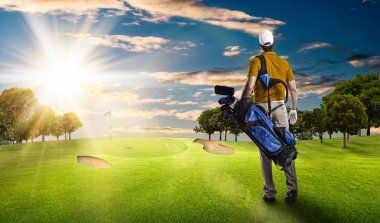 Golf oyuncu turuncu gömlekli