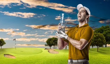 Golf oyuncu turuncu gömlekli