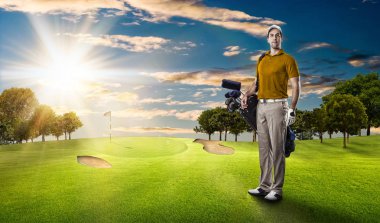 Golf oyuncu turuncu gömlekli