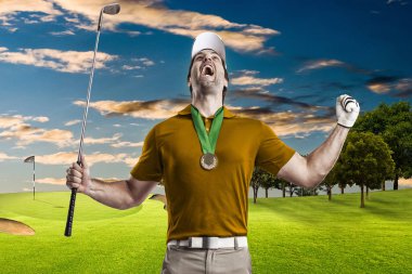 Golf oyuncu turuncu gömlekli