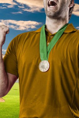 Golf oyuncu turuncu gömlekli