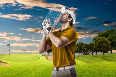 Golf oyuncu turuncu gömlekli